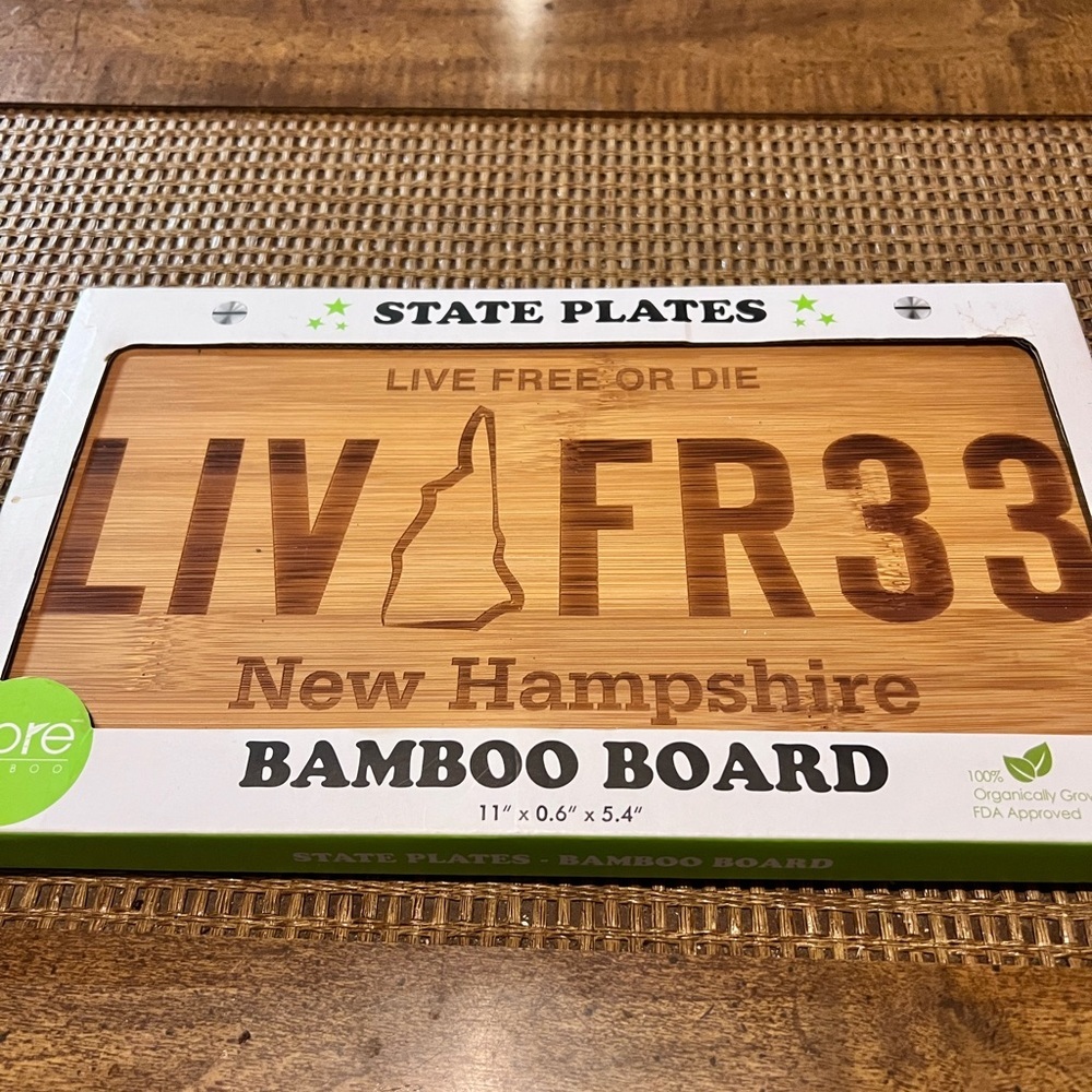 ❤️New Hampshire NWT faux license plate cutting board
